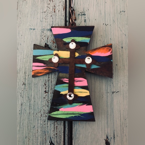 Painted metal cross that could be a wall hanging, Xmas tree ornament, or pendant - Picture 3 of 9